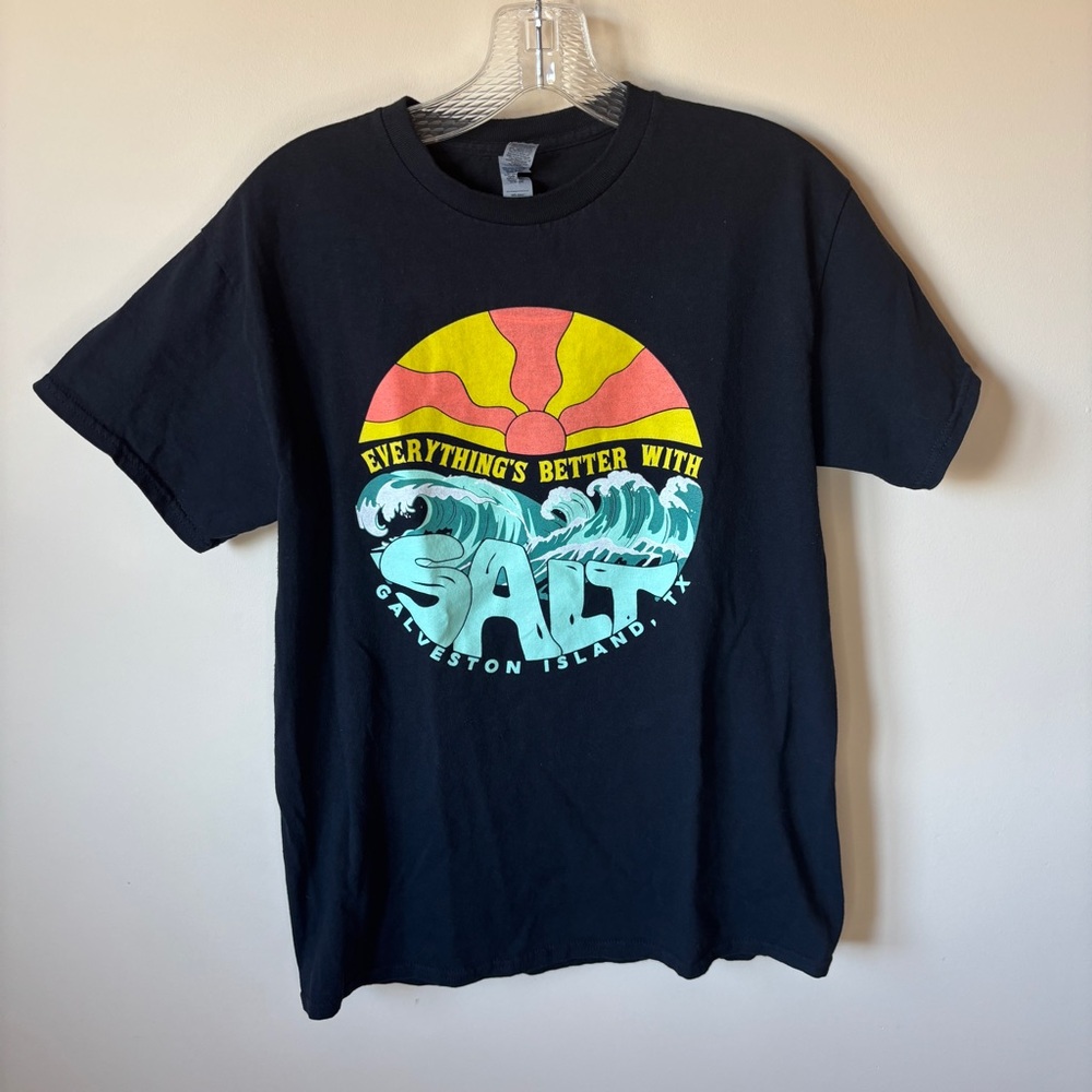 Gildan Men’s Black Short Sleeve Tee Graphic Everything’s Better W Salt Wave